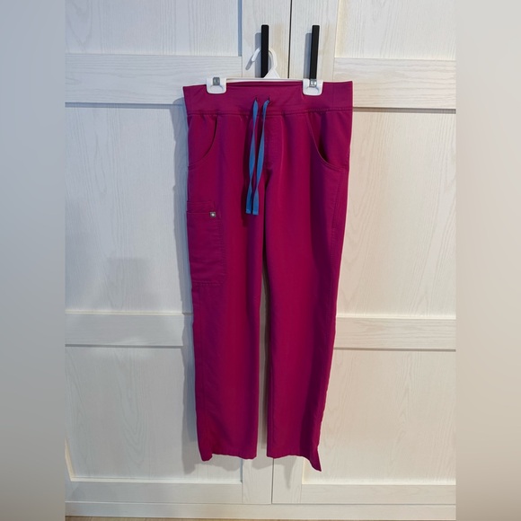 Figs Women’s Raspberry Sorbet Scrub Set-XS/tall Kade Cargo Pants; XXS Casma top - Picture 7 of 13